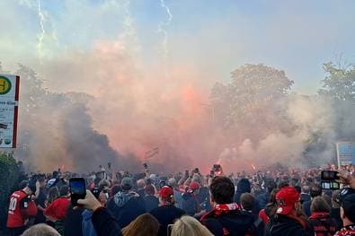 Hier singen die Bayer-Fans noch frech