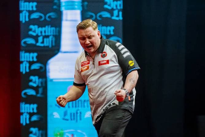 Schindler mit Gefühlsexplosion