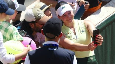 Eva Lys genießt den Moment in Paris