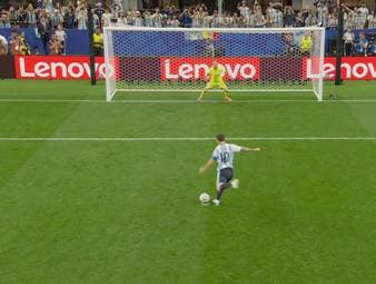 Beim Stand von 0:0 vergibt Messi einen Elfmeter - und das deutlich. Ein solcher Fehler ist man vom Argentinier sonst nicht gewohnt.