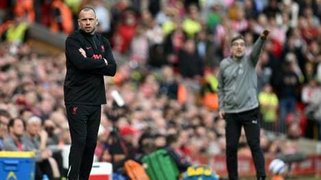 Heitinga (l.) arbeitete zuletzt beim FC Liverpool