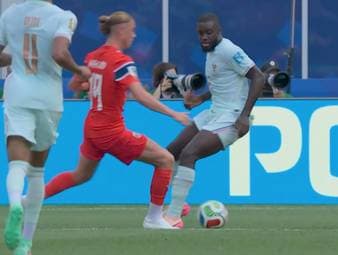 Beim 1:2-Anschlusstreffer der Norweger lässt Torschütze Aasgaard Bayern Dayot Upamecano alt aussehen. Ein kurzer Wackler und die Schussbahn zum Tor ist frei. 
