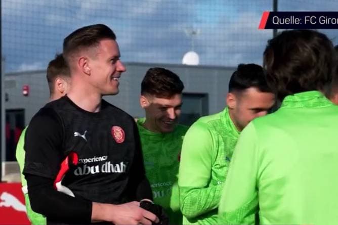 Hier wird ter Stegen von seinen neuen Kollegen begrüßt