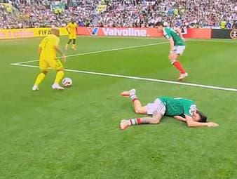 Mexiko und Südafrika eröffnen die WM 2026 mit einem wilden Schlagabtausch. Fußballerisch lassen die Teams noch Luft nach oben, dafür geht es anderweitig hoch her: Gleich drei Spieler fliegen mit glatt Rot vom Platz!