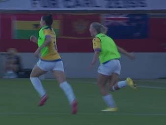 Es ist eine kleine Sensation: Der krasse Außenseiter Carl-Zeiss Jena erkämpft sich in der Frauen-Bundesliga einen Punkt beim FC Bayern. Das führt nach dem Abpfiff zu emotionalen Jubelszenen.