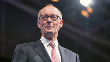 Bundeskanzler Friedrich Merz gratuliert den DHB-Damen