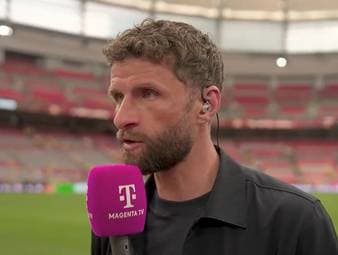 Nach dem emotionalen Erfolg der Schweiz im Elfmeterschießen gegen Kolumbien analysieren die MagentaTV-Experten Jürgen Klopp und Thomas Müller die Partie. Müller bemerkt zwei Ballverluste bei Granit Xhaka und stellt dann einen Vergleich zur Berichterstattung über die deutsche Nationalmannschaft auf.