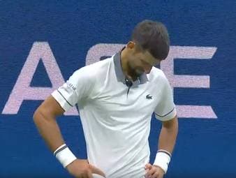 Novak Djokovic muss sich bei seinem Erstrunden-Aus bei den US Open übergeben und kämpft während des Matches immer wieder mit den Tränen.