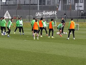 Gladbach-Trainer Eugen Polanski und Sportchef Rouven Schröder sprechen über den Abstiegskampf, während Rocco Reitz offenbar bereits seinen Wechsel nach Leipzig festgemacht hat.