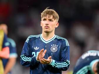 Lennart Karl hat mit seinem Auftritt gegen Finnland für Aufsehen gesorgt. Der Bundestrainer wird sich auf der rechten Seite wohl zwischen ihm und Leroy Sané entscheiden müssen.