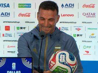 Eine Frage zu Lionel Messi sorgt auf der Pressekonferenz mit Argentinien-Trainer Scaloni für Gelächter. Zudem verrät der Coach, dass der argentinische Superstar im letzten WM-Gruppenspiel nicht in der Startelf stehen wird. 