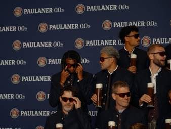 Das Team des FC Bayern zeigte sich bereits vor dem offiziellen Anstich am 19. September in bester Wiesn-Stimmung - mit einer Ausnahme. Michael Olise verzog keine Miene.
