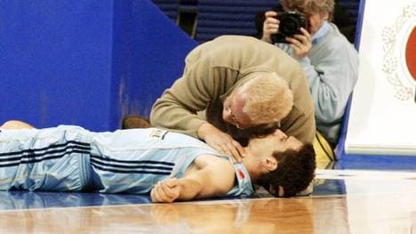 Der damaige Mannschaftsarzt Dr. Gerd Ulrich Schmidt leistete bei Matej Mamic Erste Hilfe