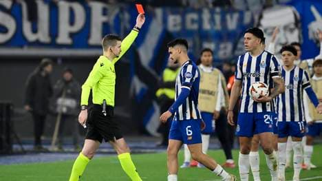 Schiedsrichter Francois Letexier zeigt Stephen Eustáquio (m.) die Rote Karte