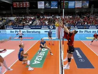 Der Dresdner SC empfängt den SSC Palmberg Schwerin zum Ostderby in heimischer Arena. Vor ausverkauftem Haus entwickelt sich ein packendes Derby, in dem am Ende eine Spielerin zur Heldin wird.