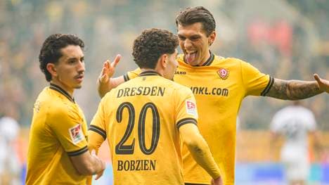 Dynamo Dresden feiert den Sieg gegen Münster