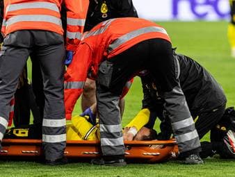 Schock beim BVB! Neuzugang Konstantinos Karetsas muss auf einer Trage vom Platz transportiert werden.