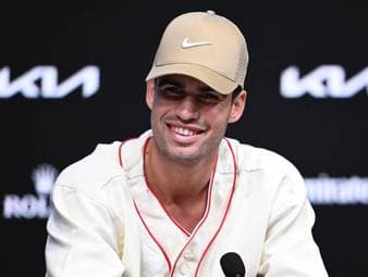 Carlos Alcaraz strebt bei den Australian Open 2026 nach dem Karriere-Grand-Slam – und will dabei Geschichte schreiben: „Es ist etwas Großartiges, den Karriere-Grand-Slam zu schaffen, aber noch besser ist es, der jüngste Spieler zu sein, dem das jemals gelingt.“