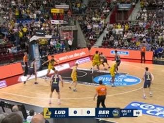 Die BBL-Highlights der Basketball-Partie MHP RIESEN Ludwigsburg - ALBA BERLIN im Video.