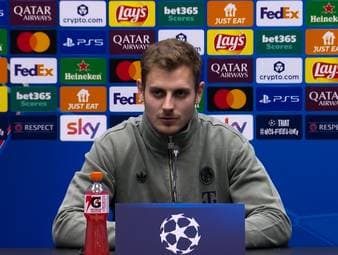 Borussia Dortmund soll mit dem Rasen in Bergamo bei seinem Aus in der UEFA Champions League nicht zufrieden gewesen sein. Bayern-Star Josip Stanisic spricht über die Platzverhältnisse.