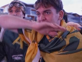 Die australischen Fans sind nach dem verlorenen Spiel gegen Paraguay sichtlich aufgebracht. Die Schuld für die Niederlage sprechen sie dem deutschen Schiedsrichter Felix Zwayer zu.