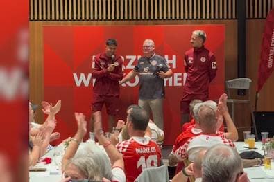 Nach dieser Ankündigung tobt der Saal