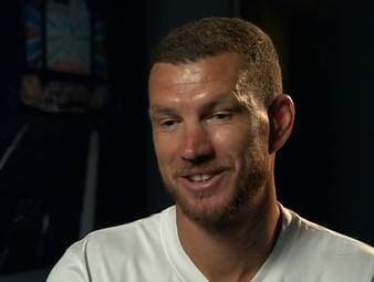 Edin Dzeko will mit 40 Jahren mit Schalke noch mal in der Bundesliga angreifen. Dabei verbindet ihn, neben seinem Alter, offenbar einiges mit Bayern-Star Manuel Neuer.
