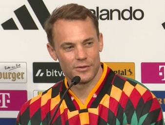 Manuel Neuer sorgt auf der DFB-PK für großes Gelächter. Angesprochen auf das Wort "Aura", hat er eine schnippische Antwort parat. 