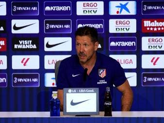 Diego Simeone wird nach seiner Meinung zum diesjährigen Ballon-d'Or-Rennen gefragt. Dabei hat der Atletico-Trainer sofort einen Favoriten: Lionel Messi.