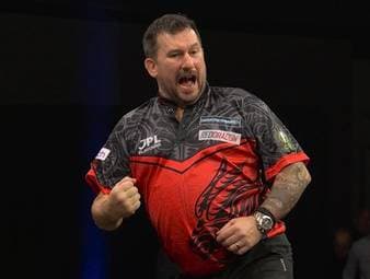 Jonny Clayton gewinnt sein Viertelfinale der Premier League of Darts gegen Michael van Gerwen deutlich und check den Big Fish zum Match.