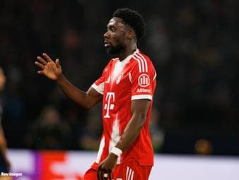 Alphonso Davies trainiert nach seiner Auswechslung in Paris am Donnerstag nur individuell an der Säbener Straße.