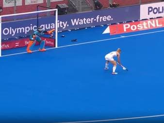 Die deutschen Hockey-Frauen ziehen nach dem starken 3:1 im letzten Gruppenspiel gegen die USA in die WM-Zwischenrunde ein.