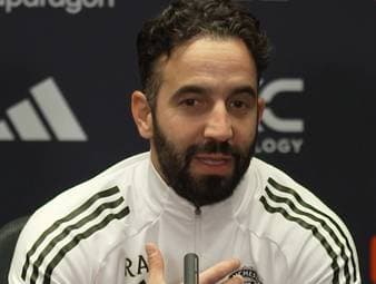 Ruben Amorim verzichtet laut eigener Aussage komplett auf soziale Medien und Nachrichten rund um Manchester United. Der Trainer möchte sich damit gesund halten und ein "normales Leben" bewahren.