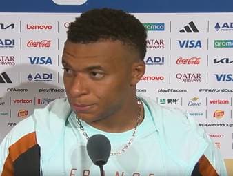 Nach dem 3:0-Erfolg Frankreichs gegen den Irak spricht Frankreich-Star Kylian Mbappé darüber, was er machen muss, um mit Lionel Messi mithalten zu können.