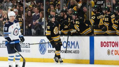 Lukas Reichel lässt sich für seinen Treffer feiern