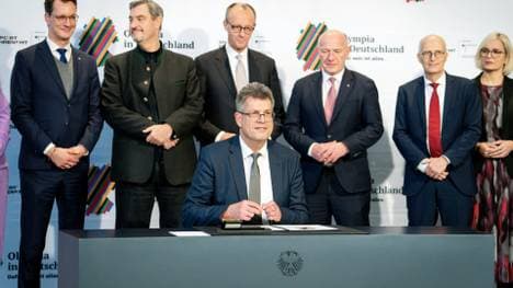 Thomas Weikert (vorne) im Kreis der Politik