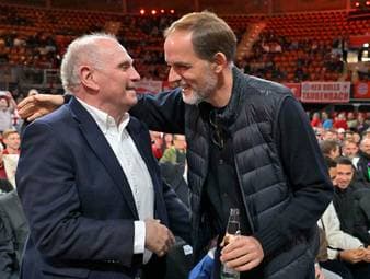 Uli Hoeneß übt einmal mehr heftige Kritik an Ex-Bayern-Trainer Thomas Tuchel und behauptet Unglaubliches. So soll Tuchel nicht gewusst haben, dass Josip Stanisic Deutsch spricht.