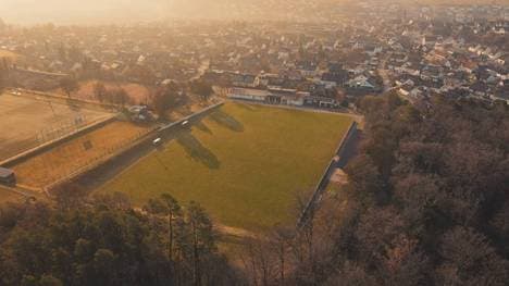 Luftansicht eines Fußballfelds im Landkreis Calw