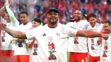 Vincent Kompany jubelt vor der Südkurve