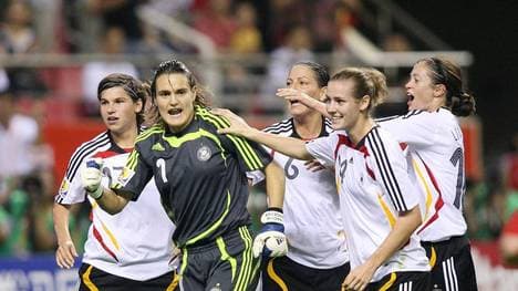 Nadine Angerer wird nach dem gehaltenen Elfmeter beglückwünscht, v.li.: Ariane Hingst, Linda Bresonik, Simone Laudehr und Renate Lingor 