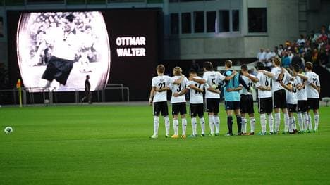 Eine Schweigeminute des DFB-Teams für Ottmar Walter und Heinz Flohe im August 2013