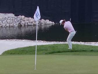 Freddy Schott gewinnt sensationell sein erstes Turnier auf der DP World Tour in Bahrain. Der 24-Jährige setzt sich nach einem zweifachen Stechen gegen Patrick Reed und Callum Hill durch.