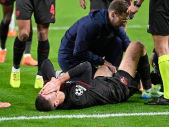 Beim 2:2-Remis gegen Newcastle musste Patrik Schick verletzt und humpelnd in die Kabine gehen. Co-Trainer Rogier Meijer spricht von einer „großen Wunde“ am Knöchel des Stürmers.