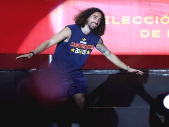 Cucurella präsentiert neue Frisur