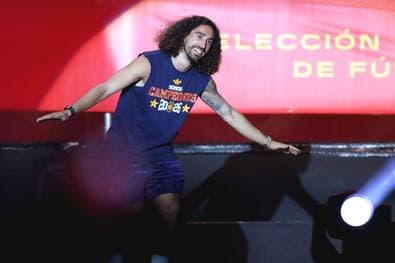 Cucurella präsentiert neue Frisur