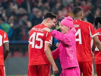 Obwohl Lennart Karl verletzt im Rückspiel gegen Real Madrid fehlte, war der 18-Jährige Thema bei den Kollegen. Grund dafür war die extravagante Kleiderwahl des Youngsters.