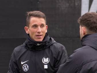 Daniel Bauer bleibt nach dem 0:4 in Stuttgart vorerst im Amt. Gegen den HSV steht für ihn aber der Job auf dem Spiel. 