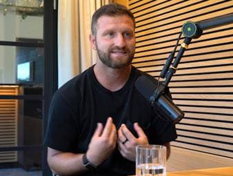 Mustafi spricht im SPORT1-Podcast "Deep Dive" über den Umgang mit Social Media und warnt davor, wie stark positive wie negative Kommentare Spieler beeinflussen können. Besonders wichtig sei ein bewusster Umgang damit.