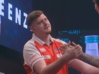 Niko Springer bleibt weiterhin die deutsche Hoffnung der European Darts Trophy. Der "Meenzer Bub" gewinnt im Achtelfinale gegen Ross Smith mit 6:5.