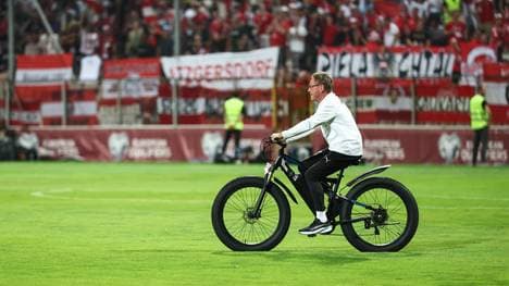 Ralf Rangnick war im Stadion mit einem E-Bike unterwegs